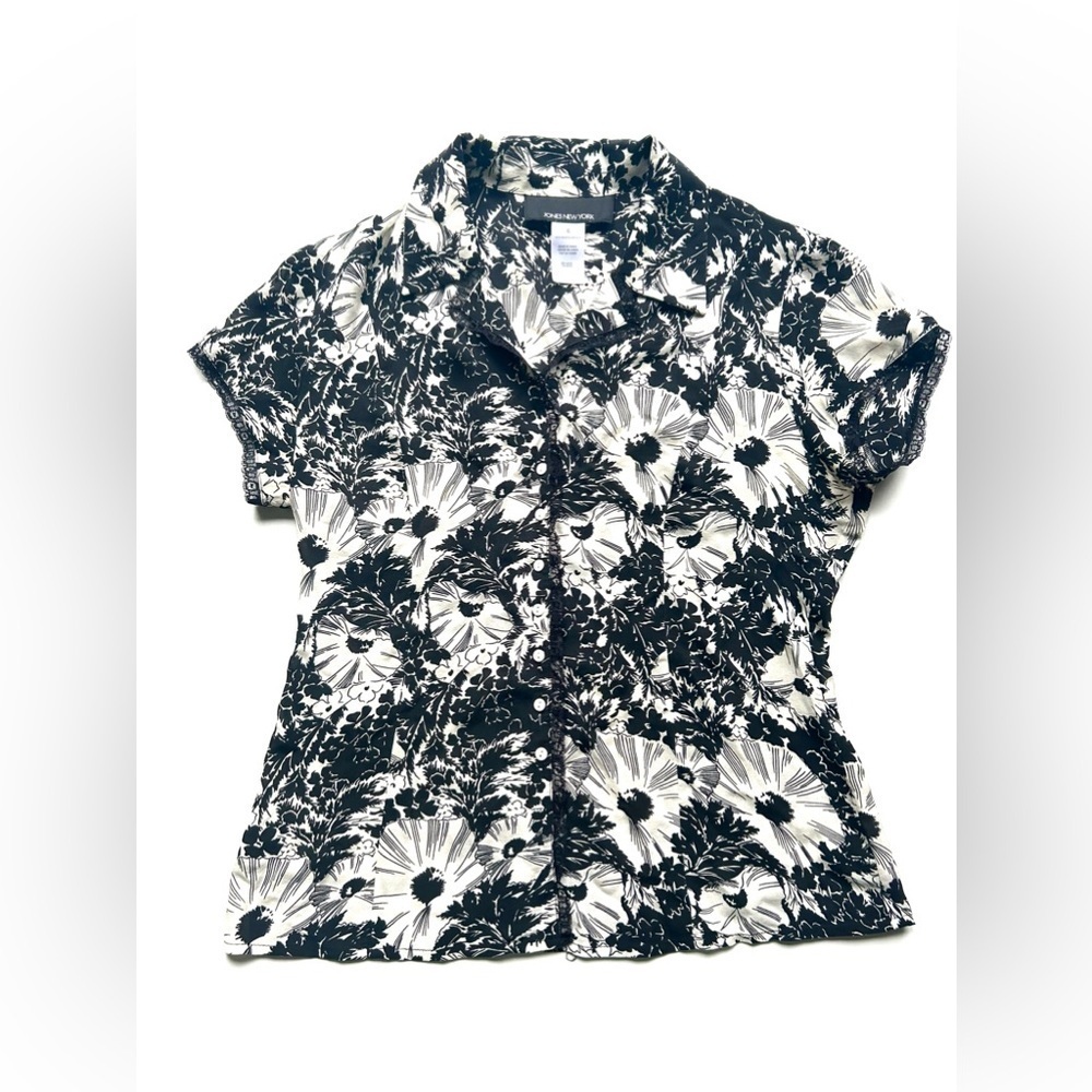 Jones New York Silk Floral Print
Lightweight Button Down short Sleeve size 6